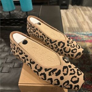 Vivaia Lightweight Square-Toe V-Cut Flats (Margot™ Walker)